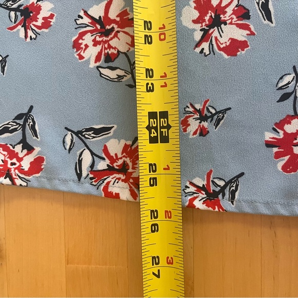 Blue Floral V-Neck Blouse Sz XL Relaxed Fit Lightweight Feminine Casual Top - Picture 6 of 8